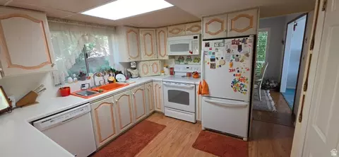 Kitchen - 1398 N Oakridge Dr, Centerville, UT 84014 photo 2 of 2