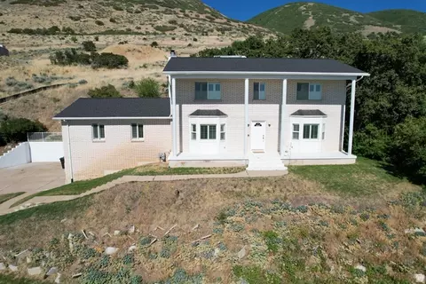 Exterior - 1398 N Oakridge Dr, Centerville, UT 84014 photo 6 of 9