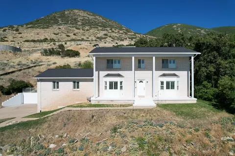 1398 N Oakridge Dr, Centerville, UT 84014