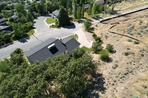 View/Area - 1398 N Oakridge Dr, Centerville, UT 84014 photo 2 of 9