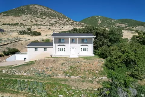 Exterior - 1398 N Oakridge Dr, Centerville, UT 84014 photo 9 of 9