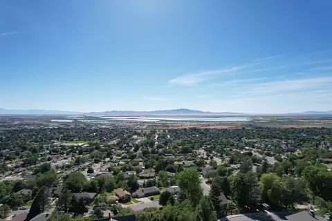 View/Area - 1398 N Oakridge Dr, Centerville, UT 84014 photo 6 of 9