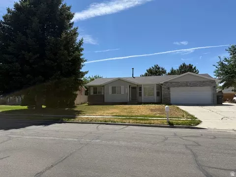 Exterior - 9892 S Roseboro Rd E, Sandy, UT 84092 photo 3 of 9