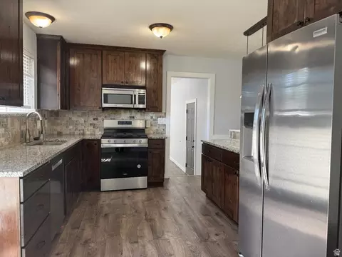 Kitchen - 9892 S Roseboro Rd E, Sandy, UT 84092 photo 2 of 5