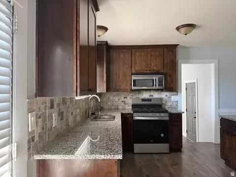 Kitchen - 9892 S Roseboro Rd E, Sandy, UT 84092 photo 4 of 5