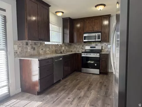 Kitchen - 9892 S Roseboro Rd E, Sandy, UT 84092 photo 3 of 5