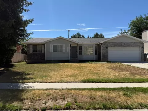 Exterior - 9892 S Roseboro Rd E, Sandy, UT 84092 photo 2 of 9