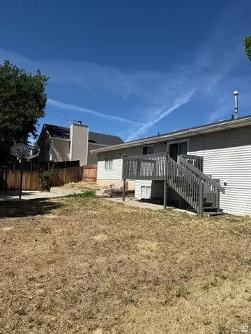 Exterior - 9892 S Roseboro Rd E, Sandy, UT 84092 photo 5 of 9