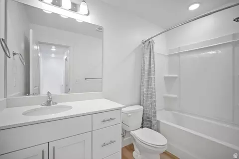 Bath - 1635 E Indigo Loop, Layton, UT 84040 photo 3 of 3