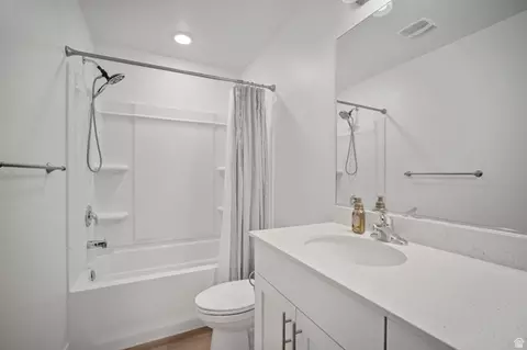 Bath - 1635 E Indigo Loop, Layton, UT 84040 photo 1 of 3
