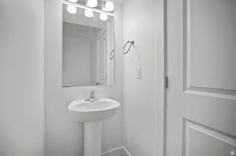 Bath - 1635 E Indigo Loop, Layton, UT 84040 photo 2 of 3