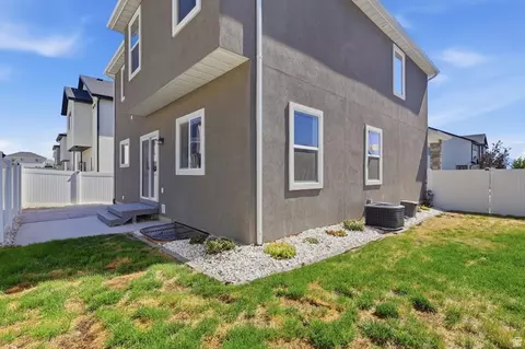 Exterior - 7077 N Spring Hill Ln, Eagle Mountain, UT 84005 photo 3 of 4