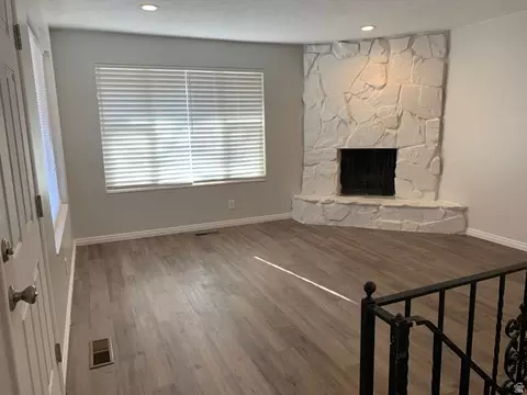 Living - 804 W 4050 S, Bountiful, UT 84010 photo 1 of 3