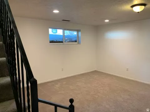 Living - 804 W 4050 S, Bountiful, UT 84010 photo 2 of 3
