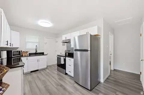 Kitchen - 804 W 4050 S, Bountiful, UT 84010 photo 1 of 2