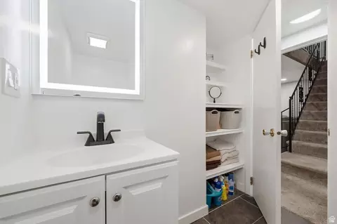 Bath - 804 W 4050 S, Bountiful, UT 84010 photo 2 of 6