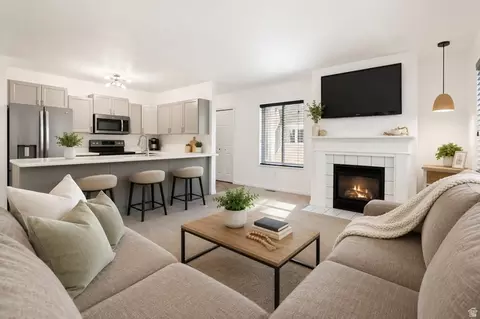 9147 S Jefferson Pl #BLD 15, Sandy, UT 84070