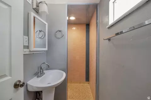 Bath - 612 Darling St, Ogden, UT 84403 photo 2 of 2