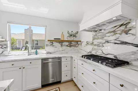 Kitchen - 2154 E New Horizon Dr, Sandy, UT 84093 photo 6 of 9