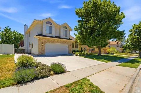 Exterior - 2154 E New Horizon Dr, Sandy, UT 84093 photo 10 of 11