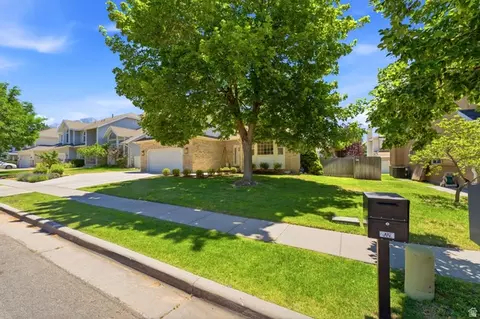 Exterior - 2154 E New Horizon Dr, Sandy, UT 84093 photo 8 of 11