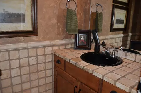 Bath - 890 E 200 S, Mount Pleasant, UT 84647 photo 1 of 5