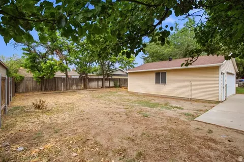 Exterior - 877 E 10600 S, Sandy, UT 84094 photo 9 of 10