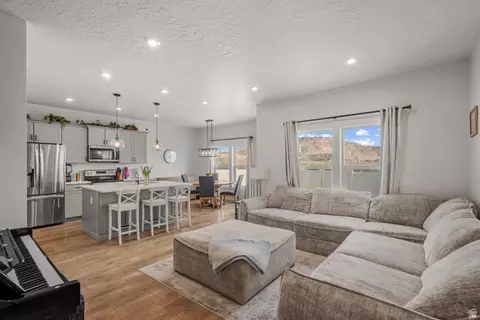 4477 E Hurstbourne Dr, Eagle Mountain, UT 84005 photo 8