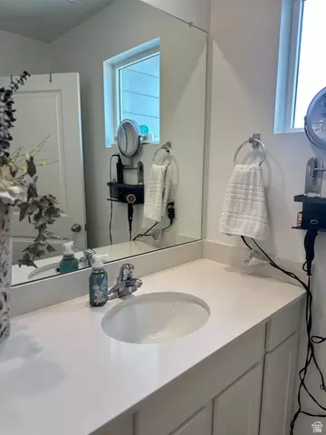 Bath - 3928 Cougar Ln, Eagle Mountain, UT 84005 photo 9 of 11