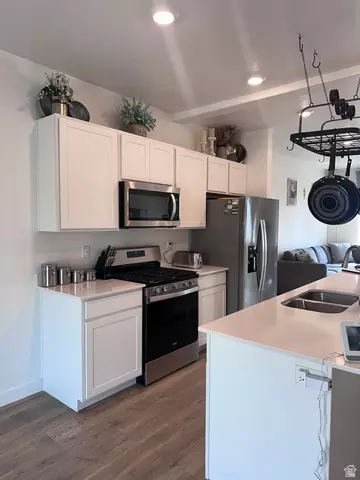 Kitchen - 3928 Cougar Ln, Eagle Mountain, UT 84005 photo 5 of 6