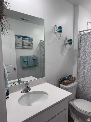 Bath - 3928 Cougar Ln, Eagle Mountain, UT 84005 photo 2 of 11