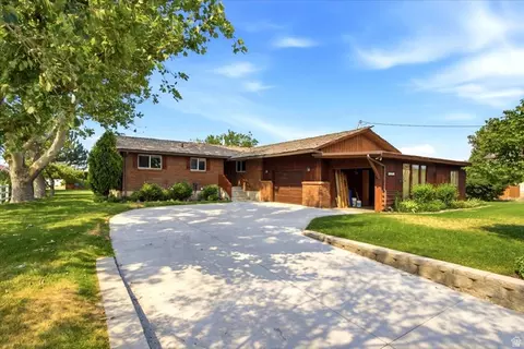 Exterior - 2252 W 800 N, Clinton, UT 84015 photo 2 of 8
