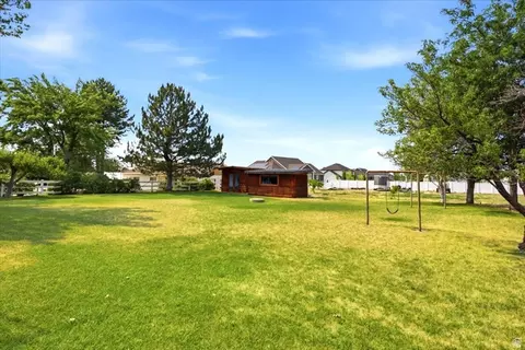 Exterior - 2252 W 800 N, Clinton, UT 84015 photo 7 of 8