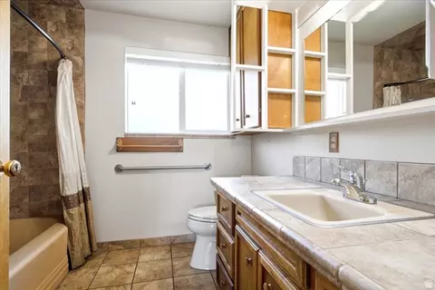 Bath - 2252 W 800 N, Clinton, UT 84015 photo 2 of 5