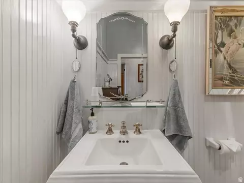 Bath - 252 N 400 E, Centerville, UT 84014 photo 6 of 8