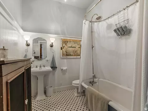 Bath - 252 N 400 E, Centerville, UT 84014 photo 5 of 8
