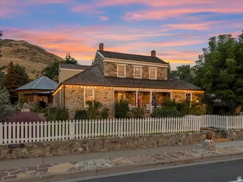 Exterior - 252 N 400 E, Centerville, UT 84014 photo 14 of 25