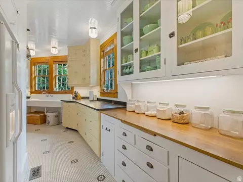 Kitchen - 252 N 400 E, Centerville, UT 84014 photo 1 of 7