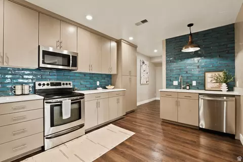 Kitchen - 88 S Moss Hill Dr E, Bountiful, UT 84010 photo 4 of 5