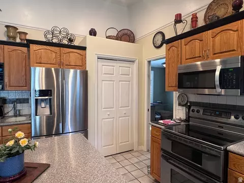 Kitchen - 944 E Bernay Cir, Sandy, UT 84094 photo 4 of 4