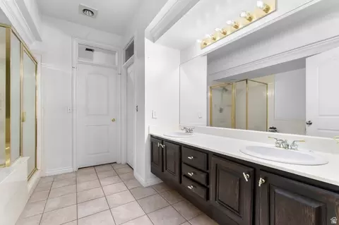 Bath - 1989 E Donelson Ln, Holladay, UT 84117 photo 1 of 3