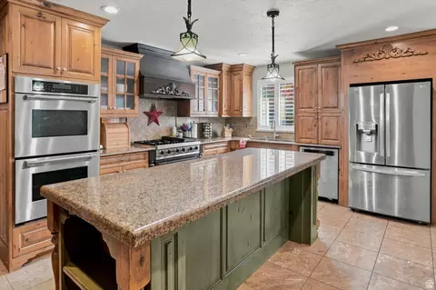 Kitchen - 39 S 2625 E, Layton, UT 84040 photo 3 of 8