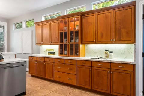Kitchen - 1653 E Crescent View Cir S, Sandy, UT 84092 photo 2 of 5