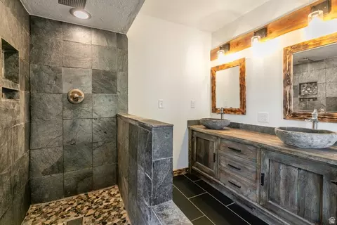 Bath - 3205 E Bell Canyon Rd S, Sandy, UT 84092 photo 3 of 3