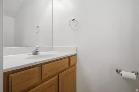 Bath - 794 E 950 S, Provo, UT 84606 photo 2 of 3
