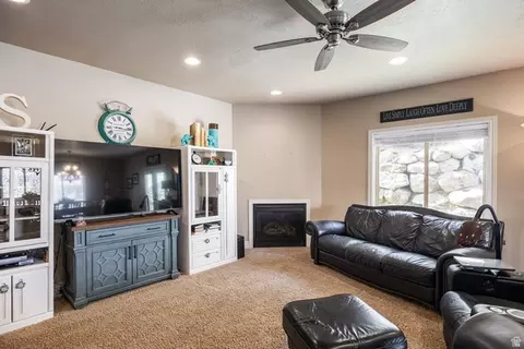Living - 258 E Red Leaf Dr, Draper, UT 84020 photo 1 of 2