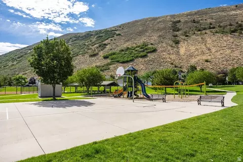 Exterior - 258 E Red Leaf Dr, Draper, UT 84020 photo 7 of 8