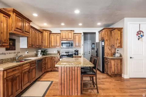Kitchen - 258 E Red Leaf Dr, Draper, UT 84020 photo 1 of 4
