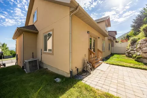 Exterior - 258 E Red Leaf Dr, Draper, UT 84020 photo 2 of 8