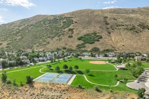 View/Area - 258 E Red Leaf Dr, Draper, UT 84020 photo 4 of 12